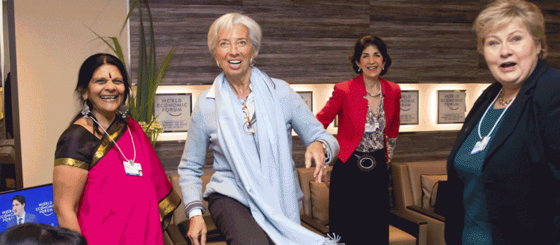 La presidente del Fondo Monetario Internacional (FMI), Christine Lagarde (c), reacciona tras golpear un balón con los objetivos de sostenibilidad de las Naciones Unidas (ONU), entregado por la primera ministra noruega, Erna Solberg (d), durante su reunión