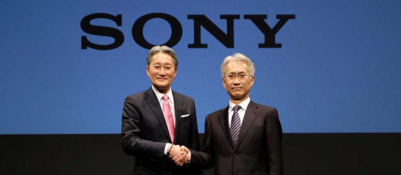 El presidente y gerente general de Sony, Kazuo Hirai (izq), estrecha la mano del vicepresidente ejecutivo y CFO, Kenichiro Yoshida (der), durante una conferencia de prensa en la sede de la empresa en Tokio el 2 de febrero de 2018. Foto: AFP