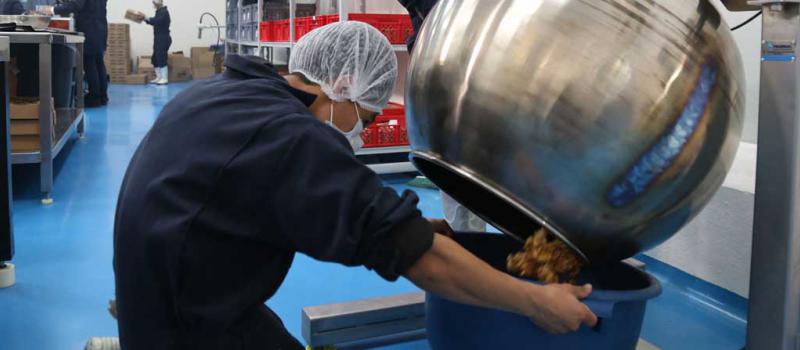Un trabajador se encarga de recoger los chips de manzana roja en la planta de los productos de Karay. En el sitio existe un estricto control de calidad de la producción. Fotos: Diego Pallero / LÍDERES