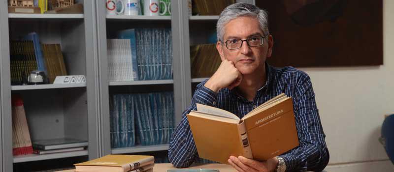 Florencio Compte Guerrero junto a la estantería de libros de su oficina.Foto: Enrique Pesantes / LÍDERES