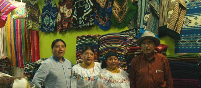 Integrantes de la familia Lema muestran algunos de los productos que ofrecen en los locales de su sociedad. Foto: José  Luis Rosales / LÍDERES