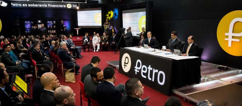El presidente de Venezuela, Nicolás Maduro (c);  anunció que la preventa de la criptomoneda nacional denominada 'petro' alcanzó los USD 735 millones en 20 horas. Esta criptomoneda venezolana está respaldada por 5 342 millones de barriles de crudo y su pre