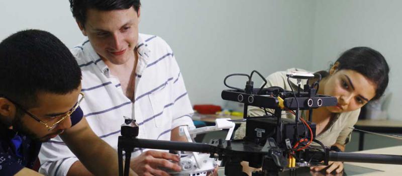 Un grupo de estudiantes trabaja en la elaboración de un dron, en el Laboratorio de Prototipado de la Espol. Foto: Cortesía Espolv