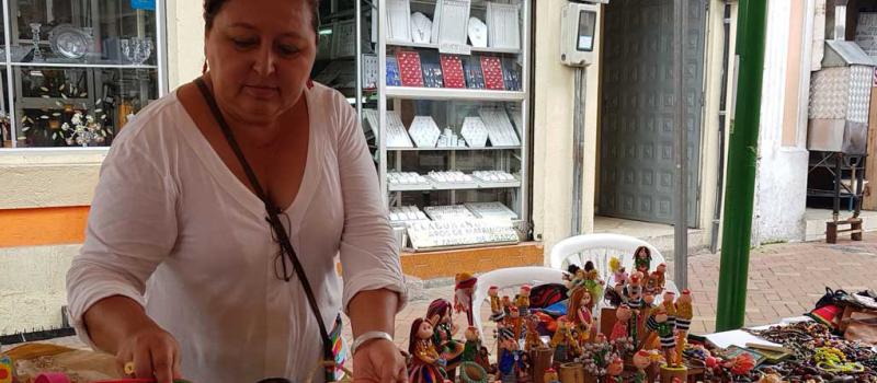 Teresa Larrea se inspira desde hace 20 años en la nacionalidad Tsáchila para crear coloridas artesanías. Foto: María Victoria Espinosa / LÍDERES