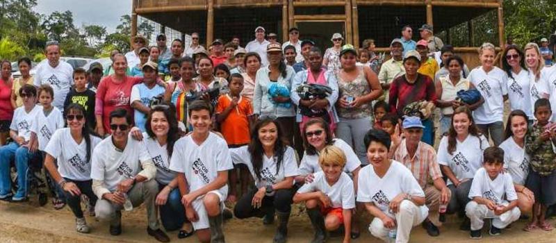 Nina Vaca tiene una carrera destacada. A la izquierda junto a los afectados por el terremoto de abril de 2016, en Esmeraldas. Fotos: cortesía Nina Vaca
