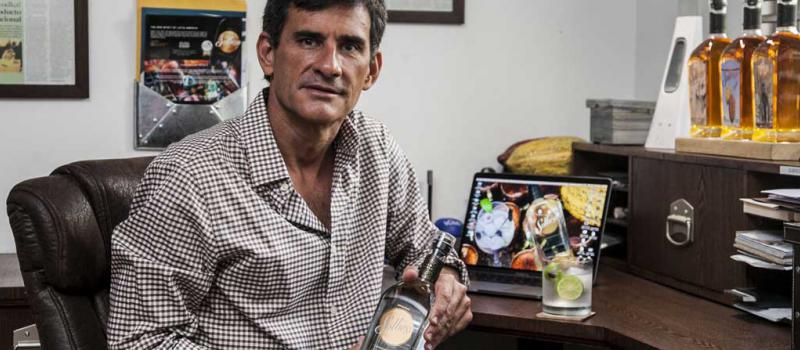 Este año, Fernando Crespo, fundador de Solbeso, prevé lanzar 1 500 botellas de licor añejado, que se asemeja a un brandi. Se está añejando desde 2011 y el año pasado liberó tres botellas. Foto. Enrique Pesantes / LÍDERES