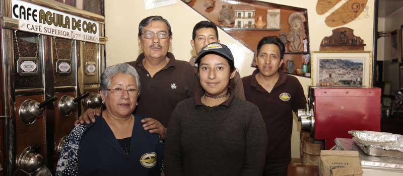 Mauricio Morales, el actual administrador del negocio, junto al equipo de trabajo. El local se encuentra ubicado en la Benalcázar y Espejo. Foto: Alfredo Lagla / LÍDERES