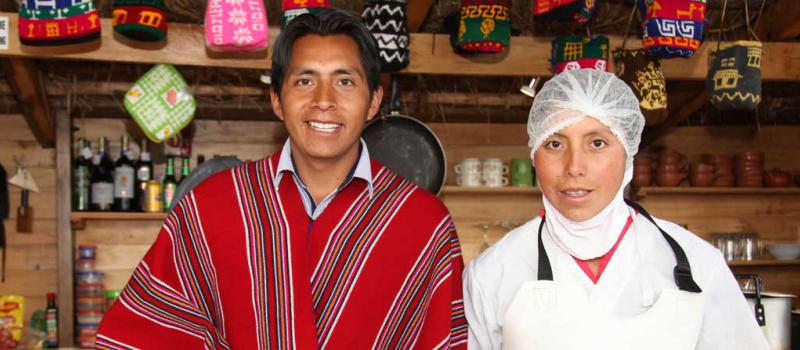 Segundo Pilamunga, presidente de La Esperanza, y Fabiola Cepeda, jefe de producción, muestran las tres variedades de queso de Mi Chacra. Foto: Foto: Glenda Giacometti / LÍDERES