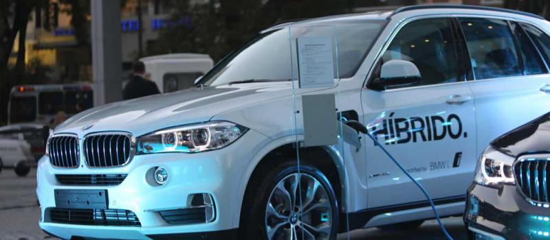 Vista de un vehículo BMW el jueves 15 de marzo de 2018, durante la presentación de los tres nuevos modelos de vehículos eléctricos híbridos enchufables en Montevideo (Uruguay). Foto: EFE