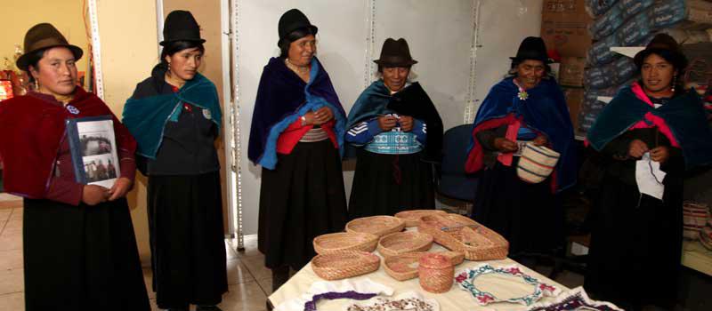 Las mujeres de Yatzaputzan trabajan en el los bordados y la confección de las shigras en sus talleres. Los comercializan a los turistas. Foto: Glenda Giacometti / LÍDERES