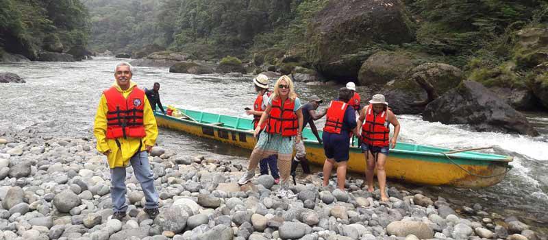 Los turistas recorren los ríos de la provincia verde en canoas que son fabricadas por los comuneras de la zona. Foto: Marcel Bonilla / LÍDERES