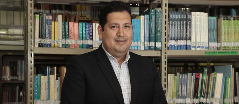 Larry Yumibanda es el presidente del directorio del Colegio de Economistas del Guayas. Foto: Mario Faustos / EL COMERCIO