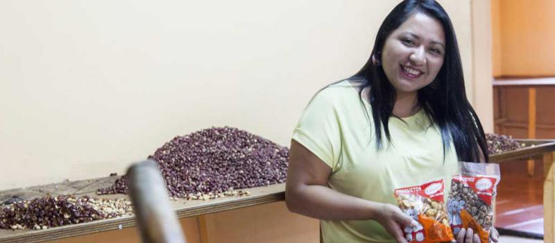 Grace Logroño se encarga personalmente de la producción de maní de sal, habas fritas, entre otros bocaditos. Foto; Armando Prado / LÍDERES