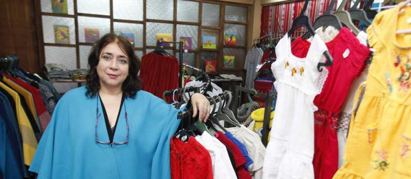 La administradora Ada Palacios junto a los ponchos y vestidos de la boutique Puro Ecuador, en el norte de Quito. Foto: Vicente Costales / LÍDERES