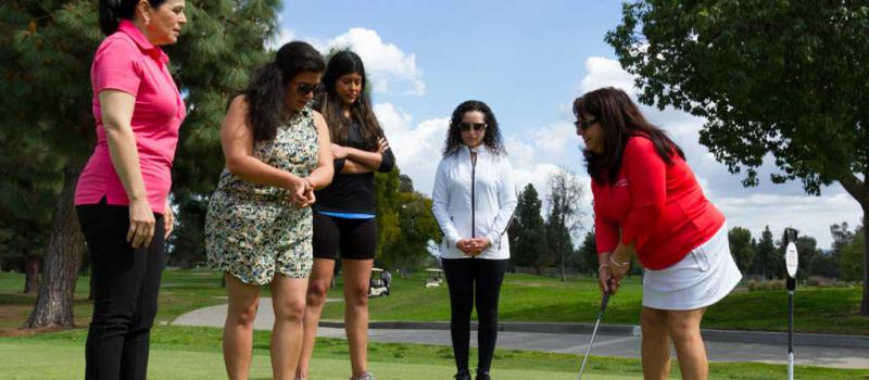 La mexicana Azucena Maldonado (d), fundadora de Latina Golfers, supervisa una sesión de etiqueta para un grupo de golfistas aficionadas en el Campo de Golf de Alhambra, en Los Ángeles. Foto: Felipe Chacón / EFE
