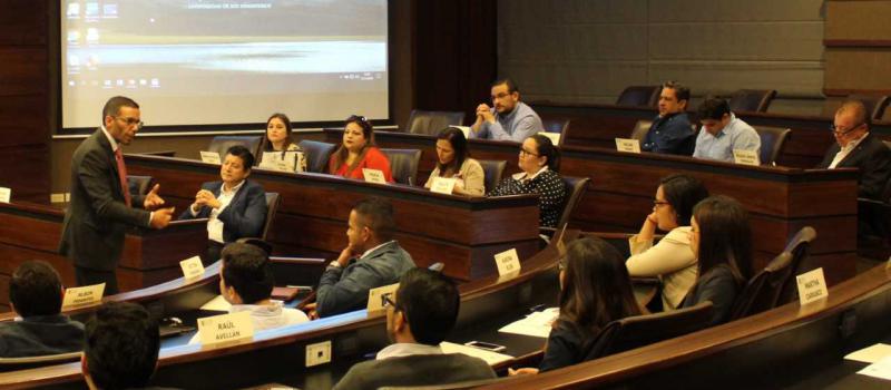 Los asistentes participaron en una sesión de estudio de un caso empresarial junto con un profesor del IDE. Foto: Cortesía IDE