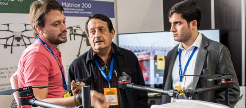 La Feria Internacional del Aire y del Espacio se cumplió en Santiago de Chile. Los drones fueron los protagonistas. Foto: AFP