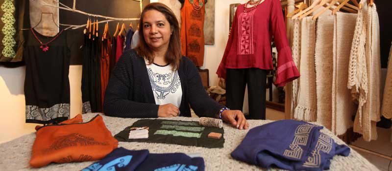 Verónica Vásquez, propietaria de Kitu Ethnic Wear, se encarga de todo el proceso de confección, desde el diseño de la prenda hasta el etiquetado. Foto: Julio Estrella / LÍDERES