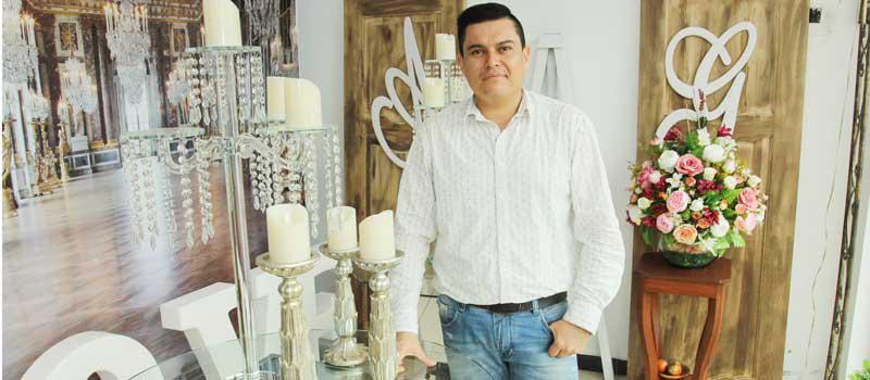 Andrés Del Hierro es el propietario de Le Bouquet, un negocio dedicado a la decoración de eventos y a los arreglos florales personalizados. Foto: Juan Pérez / LÍDERES