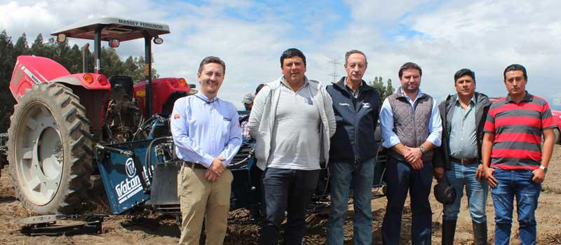 Pedro Ponce (centro) es el primer beneficiado con el acceso a maquinaria para reducir tiempos de cosecha. Foto:  Cortesía PepsiCo