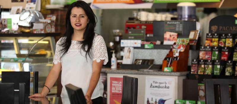 Paola Molina, administradora de empresas, es una de las propietarias del local. Dice que el objetivo es desarrollar una cadena de restaurantes. Foto: Julio Estrella / LÍDERES