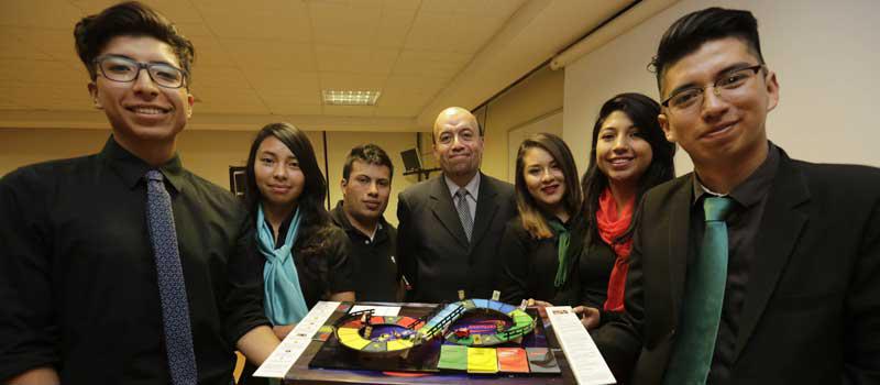 Francis Salazar muestra su juego Knowledge acompañado de estudiantes de diversos semestres de la Espe. Foto: Alfredo Lagla / LÍDERES