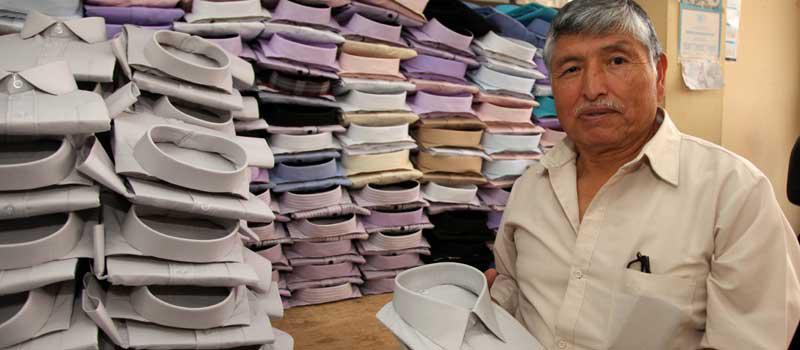 Gonzalo Bejarano creó su firma Kerly Shirt en 1982.  Tiene tres colaboradoras y produce al mes 2 000 camisas que se venden en varias ciudades.Foto: Glenda Giacometti / LÍDERES