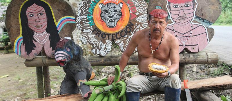 Agustín Calazacón vive en la comuna Chigüilpe. Él es productor de plátano y cacao, guía turístico y vegetalista. Foto: Juan Pérez / LÍDERES