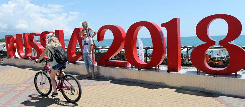 Los rusos posan junto al logo de la Copa Mundial de la FIFA 2018 cerca del estadio de Sochi en Sochi, Rusia, el 12 de junio de 2018. La Copa Mundial de la FIFA tendrá lugar en Rusia del 14 de junio al 15 de julio de 2018. Foto: EFE