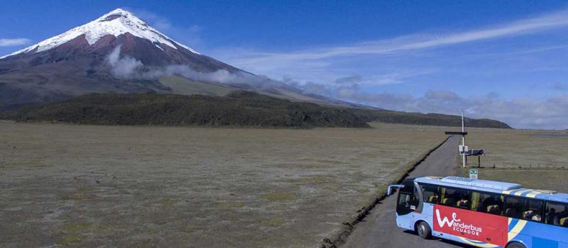 Wanderbus durante una parada en el Parque Nacional Cotopaxi. Al fondo el volcán. Foto: Cortesía