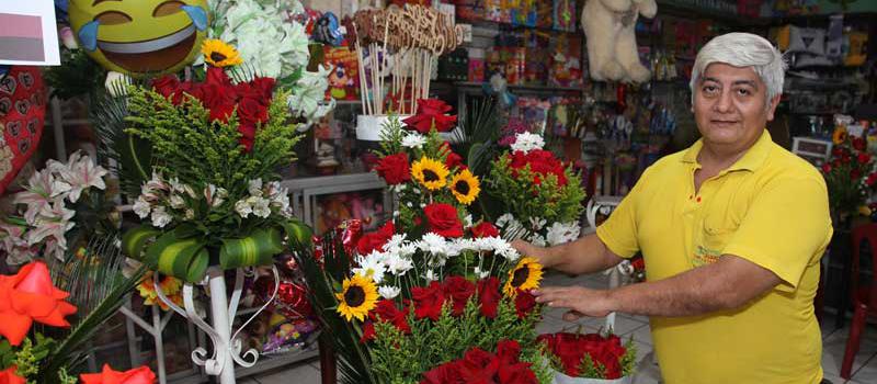 Juan Jiménez es el gerente propietario de la floristería Juanito, ubicada en Santo Domingo, que ofrece más de 30 opciones de ramos de flores. Fotos: Juan Carlos Pérez para LÍDERES