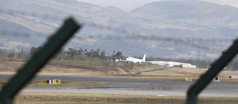Un avión aterrizando en el Aeropuerto Internacional Mariscal Sucre. Foto: Archivo / LÍDERES