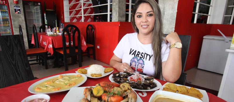 Vanesa Zavala, propietaria de Cangrejadas del Guayas, diseñó una receta especial, basada en el cangrejo rojo. Foto: Juan Carlos Pérez/ para LÍDERES