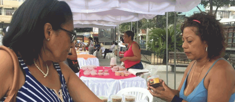 Una imagen de la venta de productos gastronómicos elaborados con coco y cacao. Las emprendedoras se presentan en ferias en la provincia. Foto: Marcel Bonilla / LÍDERES