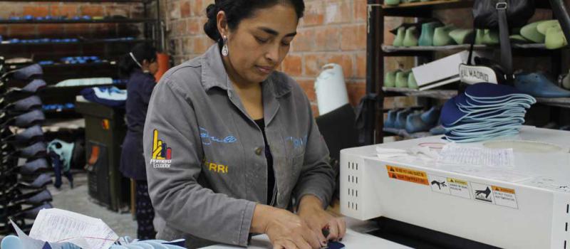 La producción de calzado urbano Bull, en Ambato, cumple los estándares que ayuda a comercializar en las grandes cadenas comerciales del país. Fotos Raúl Díaz para LÍDERES