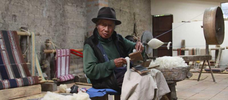 Miguel Andrango es el impulsor de Tahuantinsuyo Weaving Workshop. El sitio desarrolla tejido ancestral. Foto: Álvaro Pineda para LÍDERES