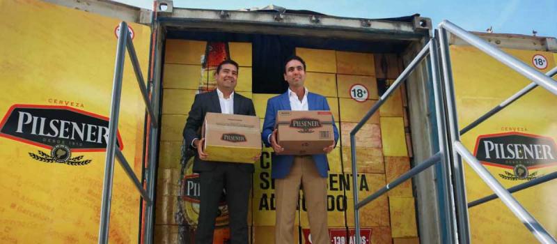 Sergio Rincón, Presidente de Cervecería Nacional, y Pablo Campana, Ministro de Comercio Exterior, antes del envío de la cerveza a Europa. Foto: Cortesía