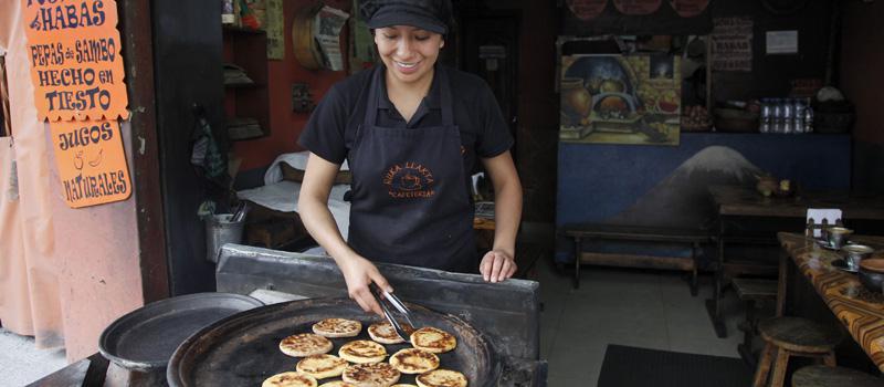En el sitio se preparan y comercializan tortillas de maíz de sal y dulce, hechas en tiesto. Foto: Patricio Terán / LÍDERES