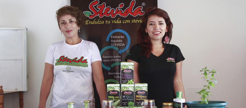 Las emprendedoras Jéssica Narváez y Amparito Mejía  muestran las diferentes presentaciones de los productos de esta iniciativa. Foto: Álvaro PIneda para LÍDERES