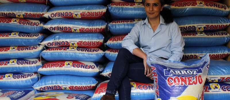 Catalina Córdova, de la Corpag, se encarga de vender el arroz en Ambato