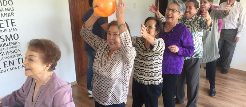 Los adultos mayores del Club Mitra, en Quito, durante una fisioterapia
