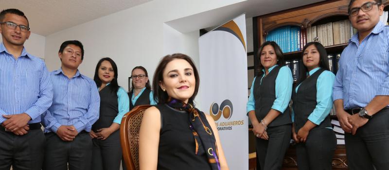 Pamela Campuzano y parte del equipo de Servicios Aduaneros Corporativos, en sus oficinas de Quito.