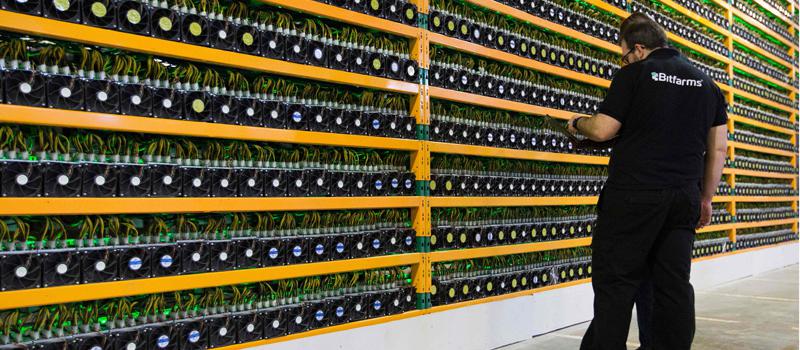 Un técnico inspecciona las instalaciones de Bitfarms en Saint Hyacinthe, Canadá. En esta empresa se ‘almacenan’ bitcoines, la criptomeneda que cumple 10 años en esta semana.