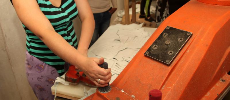 En los talleres de la empresa el control en los cortes y, las costuras y los acabados es importante para mantener la calidad del producto. Fotos: Glenda Giacometti / LÍDERES