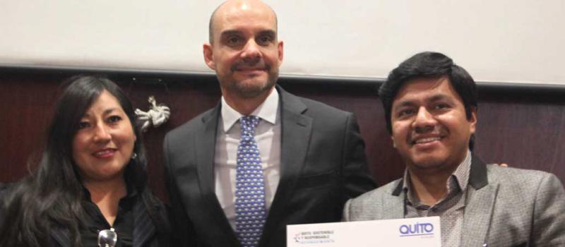 Álvaro Maldonado, secretario de Competitividad y Desarrollo Productivo de Quito junto con dos de los galardonados  Crédito: Cortesía Conquito