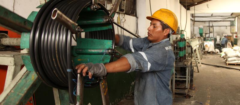 En la planta de producción situada en el Parque Industrial de Riobamba se manufacturan mangueras, tuberías de diversos grosores, fundas plásticas y otros materiales.