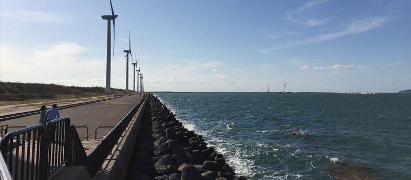 En el parque eólico de Kitakyushu, ubicado al sur del archipiélago de Japón, están instalados 10 generadores de energía eólica. Estos se encuentran frente al mar Hibiki-nada.