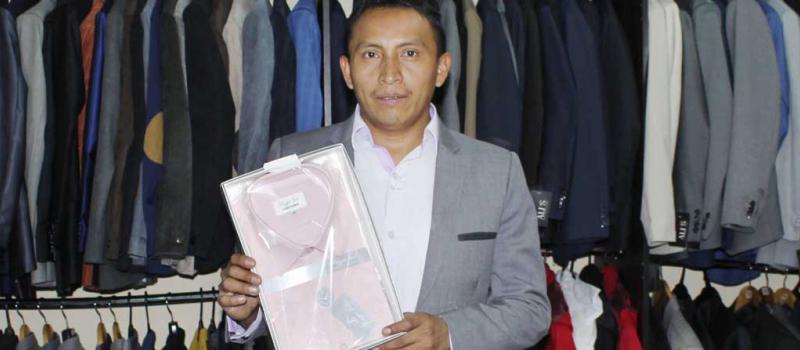 Félix López, de 28 años, es el gerente de la empresa Alis Store que funciona en las calles Bolívar y Mariano Egües, en el norte de Ambato. Fotos: Raúl Díaz para LÍDERES