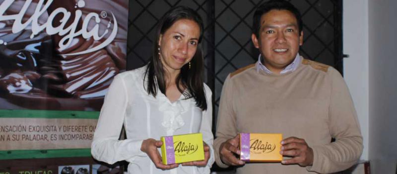 Claribel Paredes y Diego Ango propietarios del emprendimiento Alaja Chocolates en la ciudad de Ambato. Foto: Raúl Díaz para LÍDERES