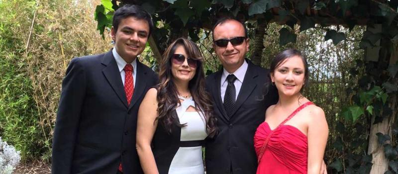 Ximena Cevallos junto a su esposo e hijos. Foto: Cortesía